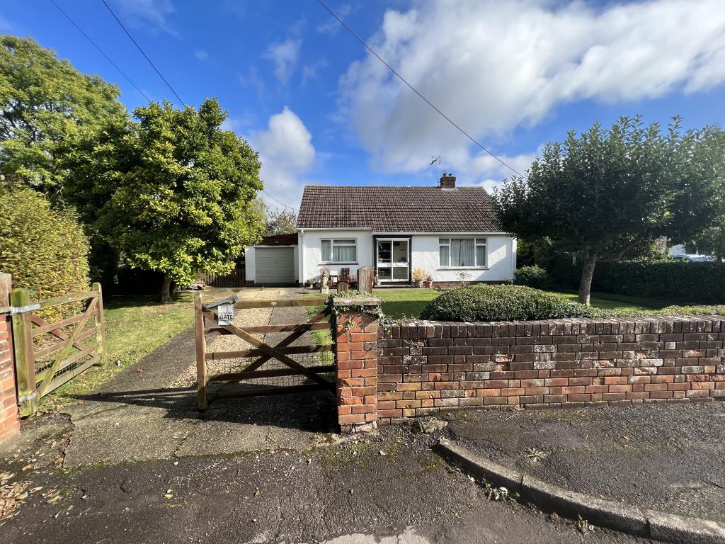 Lot: 152 - DETACHED BUNGALOW FOR MODERNISATION WITH GARDENS AND GARAGE - 